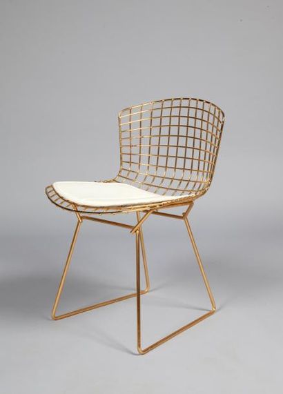 null Harry BERTOIA (1915-1978) Chaise Wire, en métal doré. Galette signée knoll....