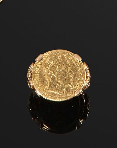 null Bague en or enserrant une pièce de 20fr or Napoléon III.En R. P: 8,3 gr