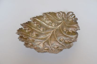 null FEUILLE vide poche en argent à décor de fleurettes. P: 86 g