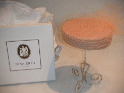 null Toque NINA RICCI, mousseline de soie rose à voilette, avec sa boite.