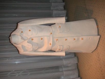null Tailleur (jupe et veste) COURRÈGES, 4465, façonné blanc 
à chevrons jaune. ...