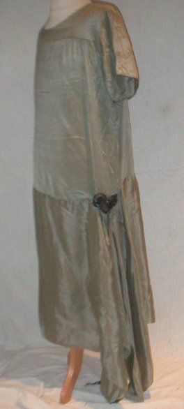 null Robe, circa 1910-1920, taffetas vert de gris, noeud de strass à la ceinture...
