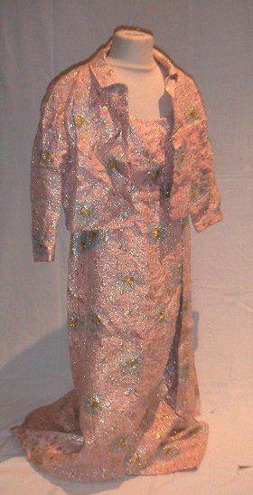 null Robe et veste courte, circa 1970, gaze imprimée rose, tramée métal or.