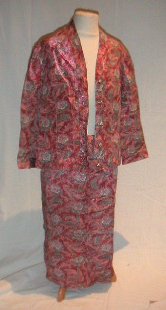 null Tailleur (jupe et veste), circa 1970, façonné rouge imprimé de fleurs, tramé...