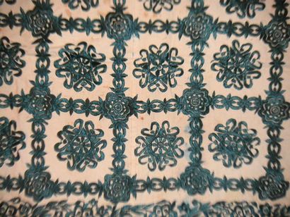 null Carré ou rzma, rabat, XIXe siècle, coton brodé en soie verte de fleurs stylisées...