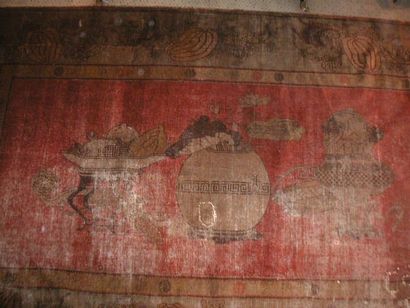 null Tapis xing kiang, fin XIXe / début XXe siècle, fond rouge orangé, décor dit...