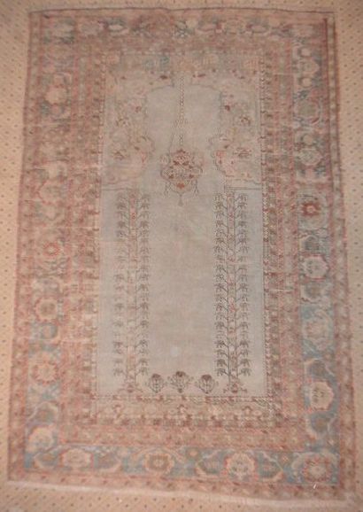 null Tapis ghiordès, début XIXe siècle, fond crème, décor d'une lampe de mosquée...