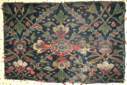 null Fragment de tapis perse, Ispahan (?), XVIIe siècle, fond bleu, décor de fleurs...