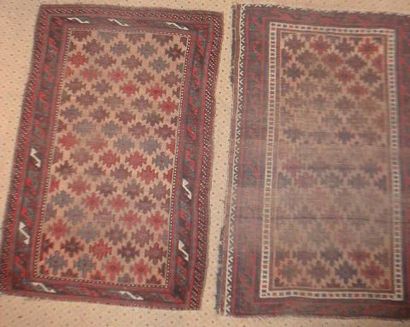 null deux tapis pouvant former paire, belouchistan, XIXe siècle, fond jaune paille...