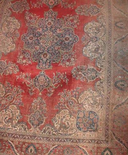 null Tapis tabriz, fond rouge, décor d'un médaillon floral, écoinçons floraux, bordure...