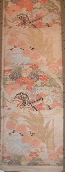 null Obi ou Ceinture, Japon, début XXe siècle, satin ivoire broché en soie polychrome...