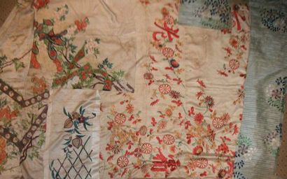 null réunion de broderis, Japon, XIXe siècle, décor de chrysanthèmes, glycines et...