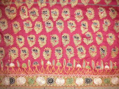 null Taffetas rouge, Inde, XIXe siècle, décor brodé en soie polychrome d'un semis...