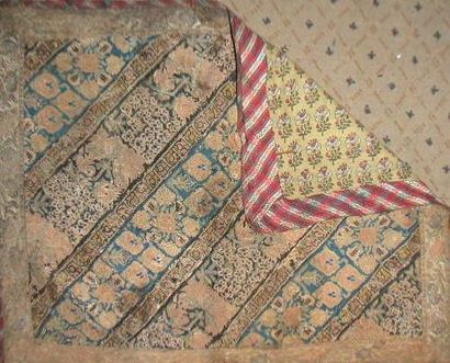 null Carré de broderie, perse, XVIIIe siècle, décor brodé en soie polychrome de bandes...