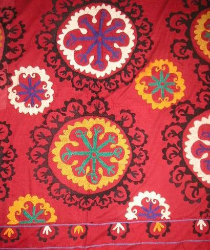null broderie susani, Ouzbékistan, fond de toile rouge, décor brodé jaune, crème,...