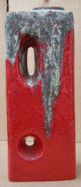 null GRAND VASE rectangulaire à fond rouge et coulures, Allemand, H:46 cm