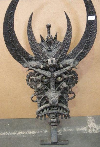 ECOLE CONTEMPORAINE "Tête de démon" sculpture en éléments de récupération, fer soudé,...