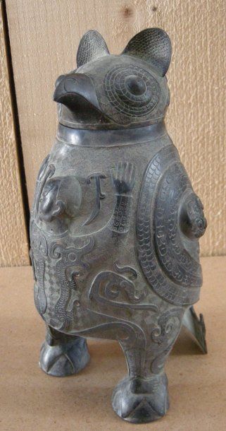 null POT COUVERT en bronze reprenant la forme d'un hibou de style Snang, Chine, H:...