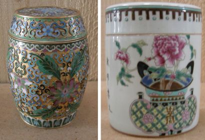 null LOT comprenant un pot couvert en porcelaine de la famille rose à décor d'objets...