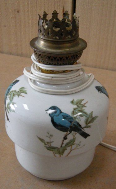null LAMPE A PETROLE à pied en porcelaine à décor d'oiseaux