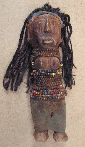 null POUPEE amérindienne en bois sculpté habillée de perles et textile, cheveux en...