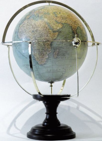 null Globe terrestre didactique doté d'un système mécanique assurant sa rotation...