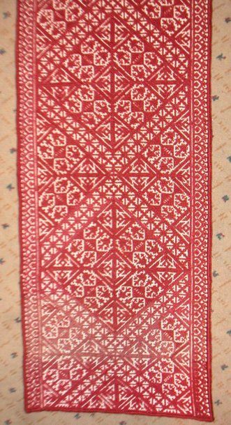 null CEINTURE, Maroc, Fèz, XIXème siècle, toile brodée en soie rouge de motifs géométriques...