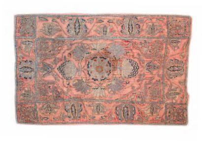 null YASTIK, Turquie, XIXème siècle, velours cramoisi, décor brodé en fil d'argent...