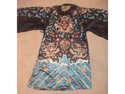 null Ji Fu ou robe dragon, Chine, dynastie Qing, XIXème siècle, fond satin bleu,...