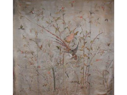 null Carré, Chine, circa 1900, satin blanc brodé polychrome d'oiseaux dans les fleurs...