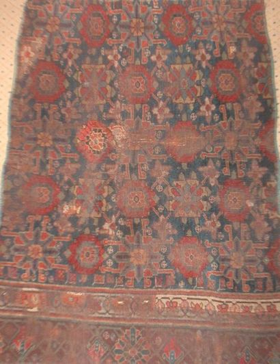 null Fragment de tapis, probablement Caucase, XVIII-XIXème siècle, fond bleu, décor...