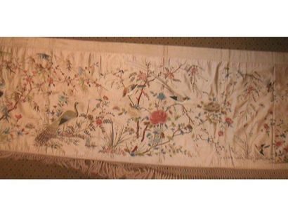 null Bandeau, Chine, circa 1900, satin blanc brodé polychrome d'oiseaux dans les...