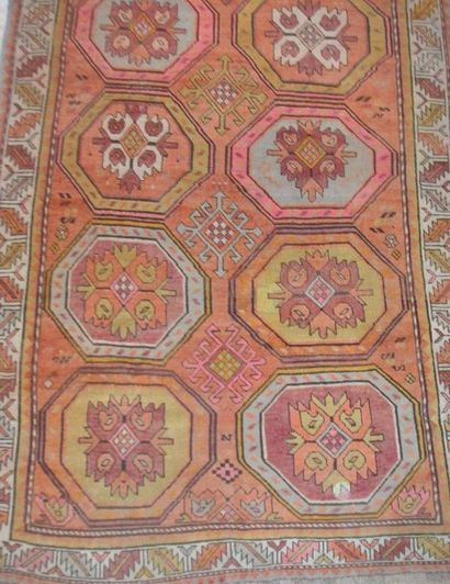 null Tapis Karabagh, fond orange, décor de deux rangées de cinq médaillons hexagonaux...