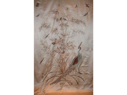 null Tenture, Chine, circa 1900, satin blanc brodé polychrome d'oiseaux dans les...