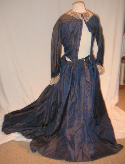 null Robe à tournure, milieu XIXème siècle, taffetas changeant bleu.
