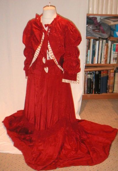 null Robe à tournure (jupe et boléro), milieu XIXème siècle, taffetas rouge, décor...