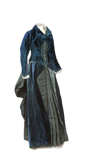 null Robe à tournure (caraco et jupe), circa 1880, reps noir et velours bleu roi...