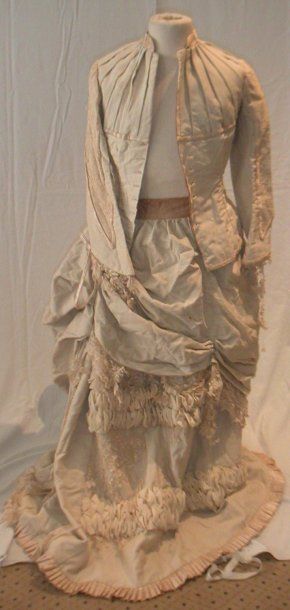 null Robe à tournure (caraco et jupe), circa 1880, sergé de laine ivoire à parement...