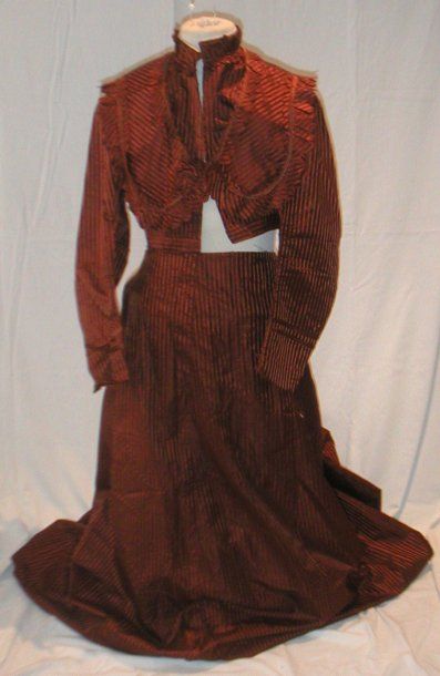 null Robe à tournure (jupe et caraco), circa 1880, pékin satin cuivre rayé de taffetas...