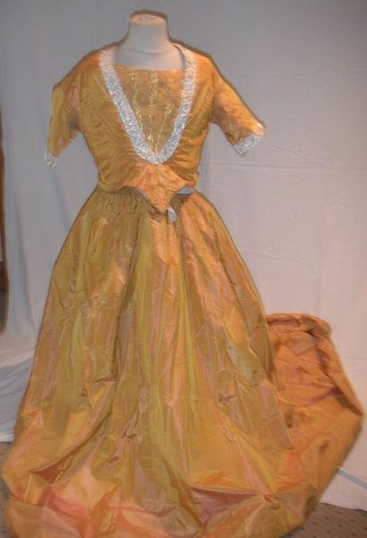 null Robe à tournure, circa 1880, taffetas changeant jaune bouton d'or, jupe, mignardise,...