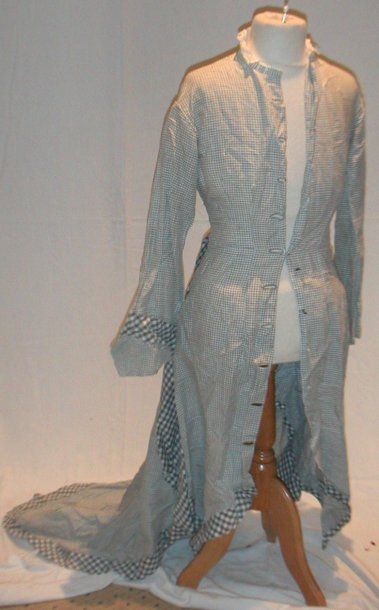 null Robe à tournure, circa 1880, coton imprimé à petits carreaux gris bleu, ruban...
