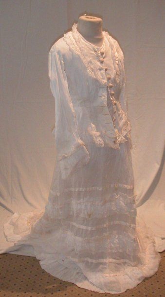 null Robe à tournure (jupe à traine et caraco), circa 1880, organdi blanc, parement...