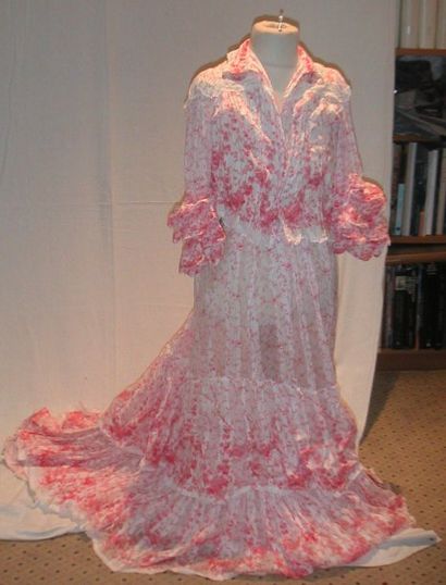 null Robe à tournure (jupe et caraco), circa 1890, organdi blanc imprimé en rouge...