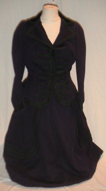 null Costume de chasse en amazone, fin XIXème siècle, drap violet, galons noirs simulant...