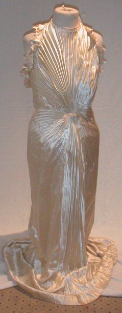 null Robe fourreau, circa 1930, satin ivoire plissé et noué à la taille, dos nu.