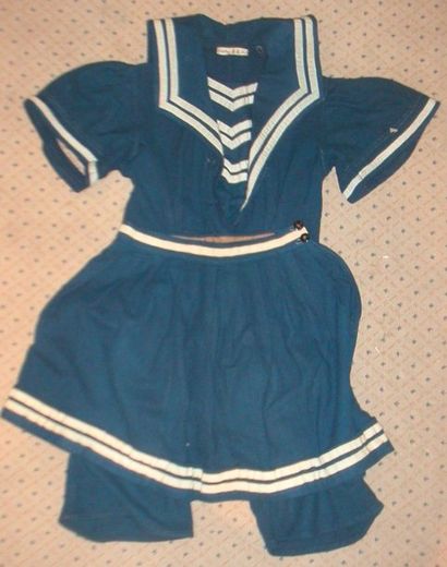 null Costume de bain, circa 1910, griffé Bathing BB Suit, laine bleue, galons crème,...