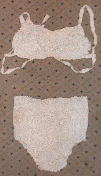 null « Bikini » ou « Atome », circa 1940-1950, coton blanc cloqué (2 pièces). Louis...