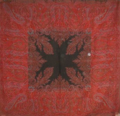 null Châle carré, France, vers 1880, fond rouge, décor cachemire à six couleurs de...