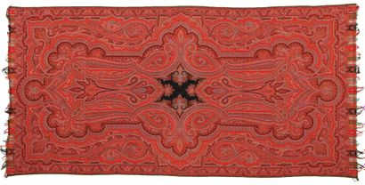 null Châle long, France, vers 1890, fond rouge, décor cachemire à cinq couleurs d'un...