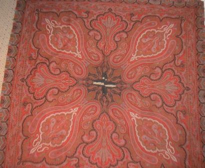 null Châle carré Paisley, Angleterre, fin XIXème siècle, fond rouge, décor cachemire...